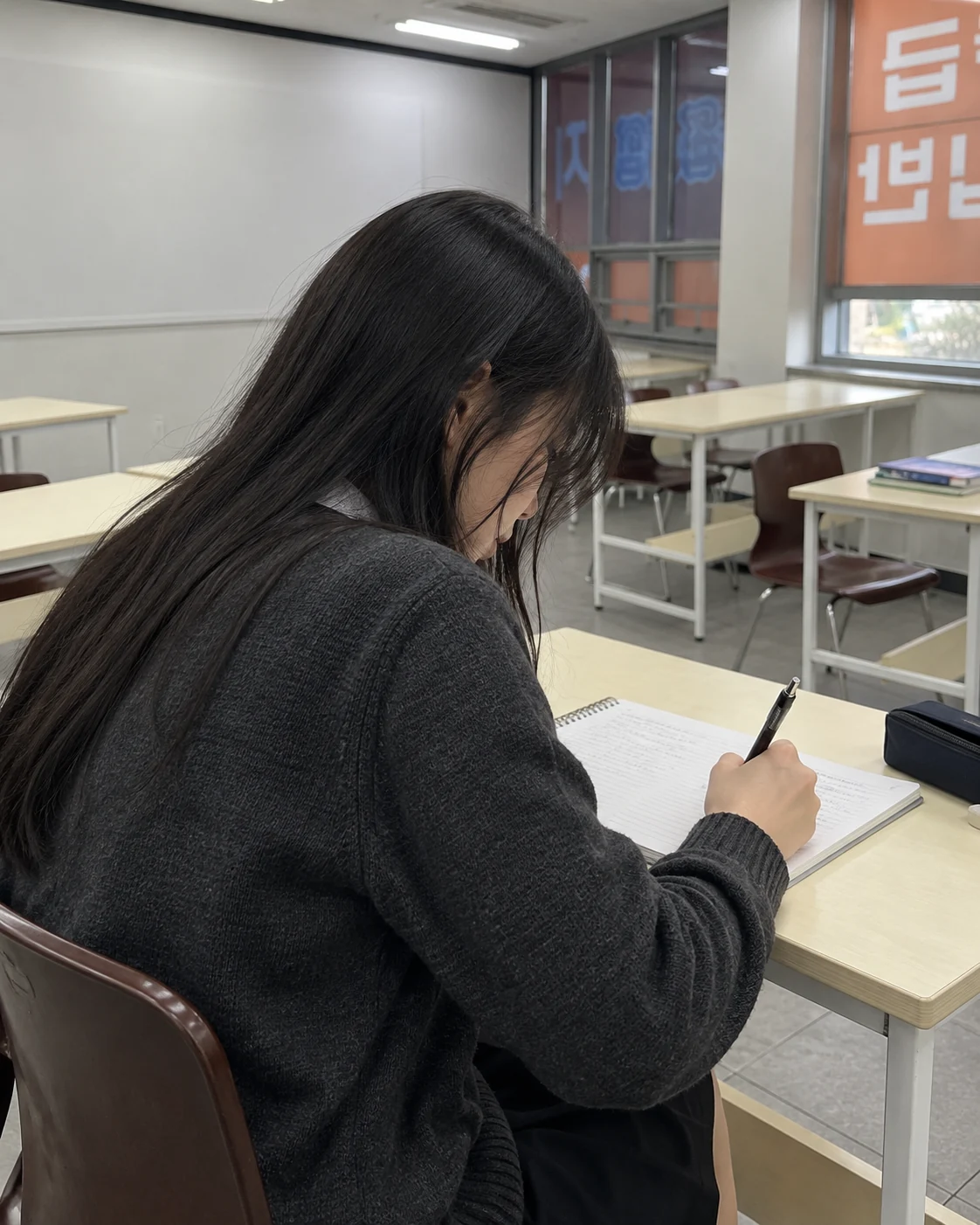 노트에 직접 풀이를 이어가는 고등학생